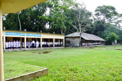 Schulgebaude und Schüler